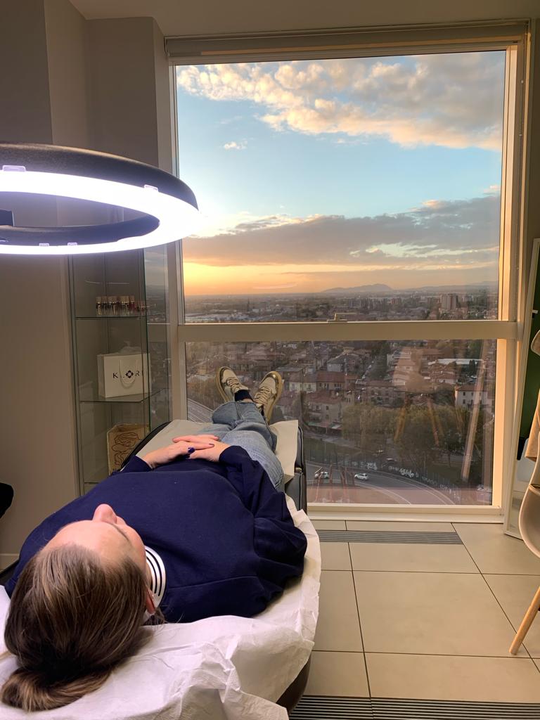 Postazione di trattamento davanti alla finestra panoramica